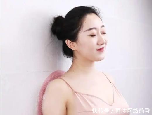 洗澡时手够不着后背干着急？教你2个新法子，自