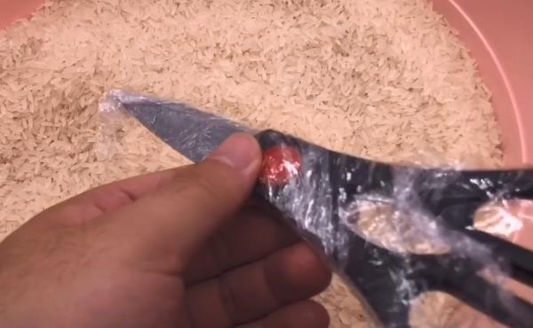 妙用|抓紧把剪刀插进大米里,真是厉害了,现在知道还不晚,快告诉家人