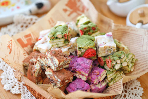  快过年了，多种口味雪花酥做起来，酥脆香甜，好看好吃，全家喜欢