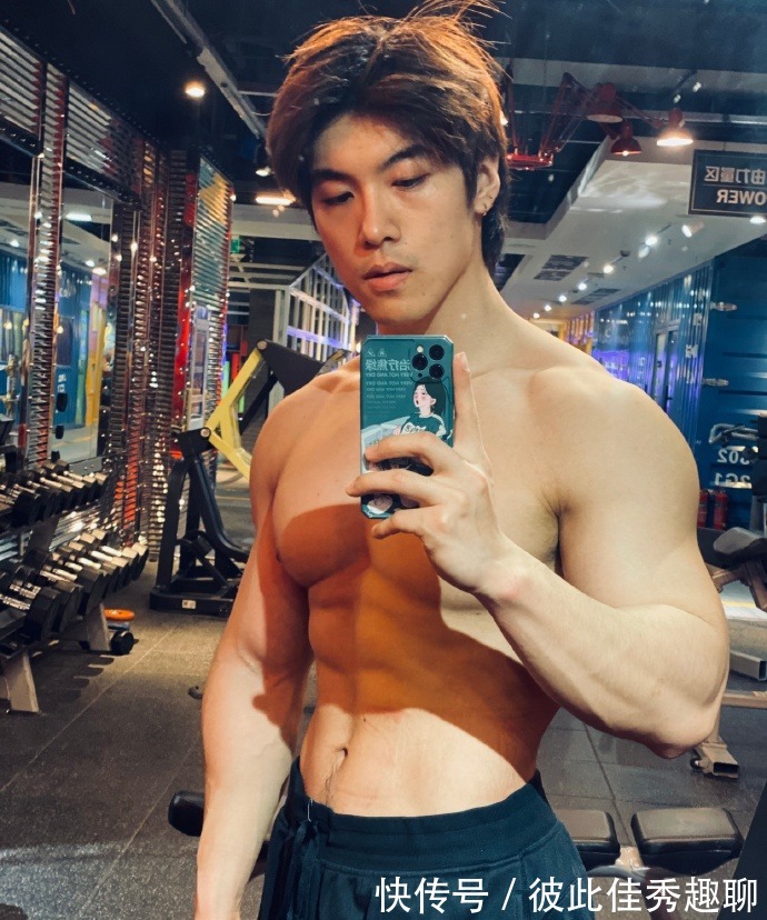 健身|爱健身的90后,胸肌发达麒麟臂健壮,在健身房常丢衣服!