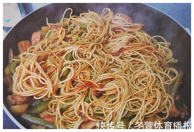 家常美食|豆角怎么样做更鲜嫩？学会这道家常美食，让豆角变得更美味！