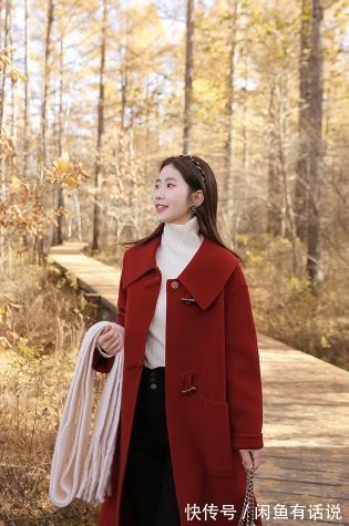 搭配 “大衣+格纹裙”太显气质了,学35岁博主这么穿,温柔还有高级感