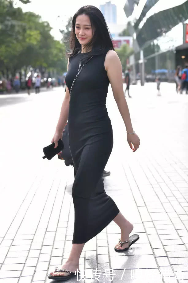 优雅|街拍美女:微胖妇人一袭优雅长裙,尽显婀娜身姿,浪漫雅致,很美