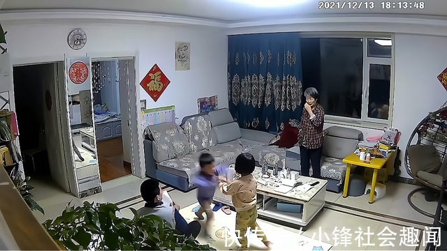 父母|姐弟一言不合动手打架,爸爸说出不拉架原因,网友:说得好有道理