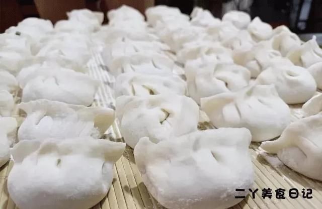 饺子包好后，最忌讳直接放冰箱，教你一招，饺子不粘连不开裂