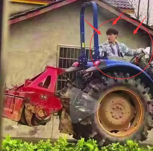 向往5张艺兴路透，开拖拉机上班好拉风，看到单手操作：好家伙！