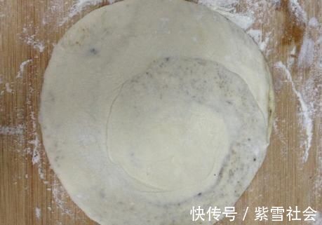烙饼时,开水烫面还是加鸡蛋?早餐摊主:都不对,教你正确做法