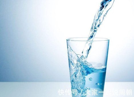 热水|夏天开水烫不能喝?教你4个开水变凉小妙招,只需几秒钟快速变凉