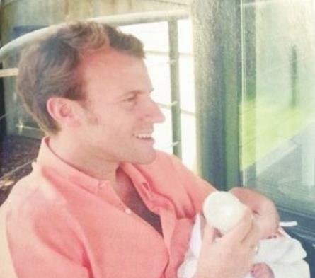 喂奶|马克龙到底多爱法国第一夫人 这张给小孙儿喂奶照就是最好的证明