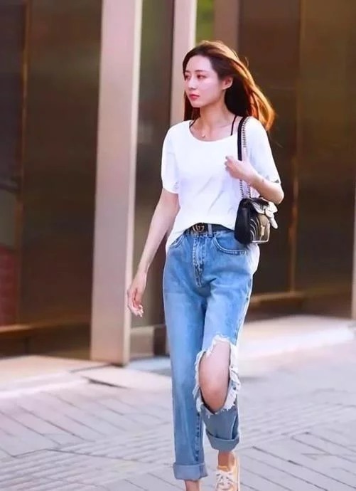 街拍：月貌花容的美女，吊带上衣配牛仔短裤，时尚清爽气质范