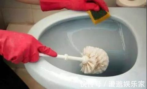 白醋|马桶用久“黄渍”多保洁阿姨教你“4步”,马桶干净无异味!