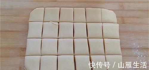 核桃酥这样做太好吃了，外面酥脆直掉渣，内里绵软又香甜，真过瘾