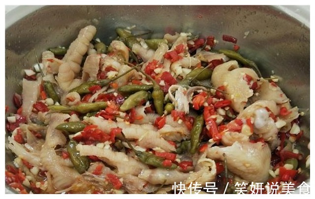 大厨教你做酸辣鸡爪，下饭特开胃，越吃越想吃，比吃肉还香！