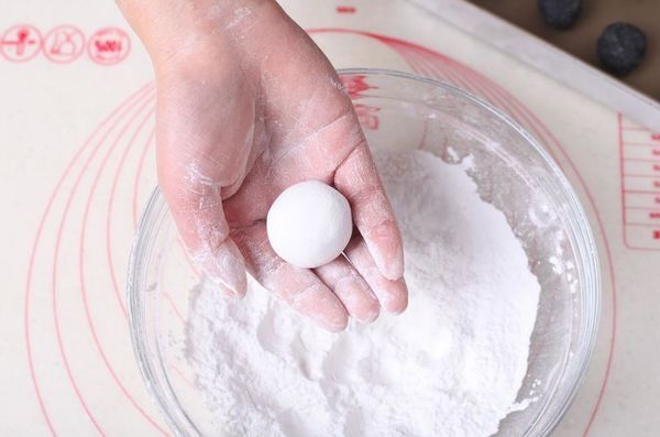  黑芝麻与糯米粉的巧妙混合，令人垂涎欲滴，一吃就上瘾