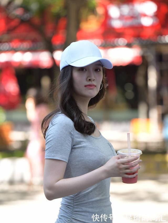 小绿 美女脚上一双白色的尖头高跟鞋,清新又充满着优雅的气息