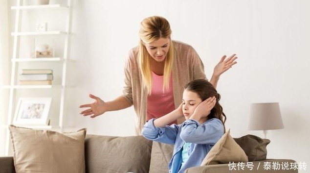 女孩|因忘记给孩子买饮料,5岁女孩狠踹妈妈5脚,爸爸的做法太解气