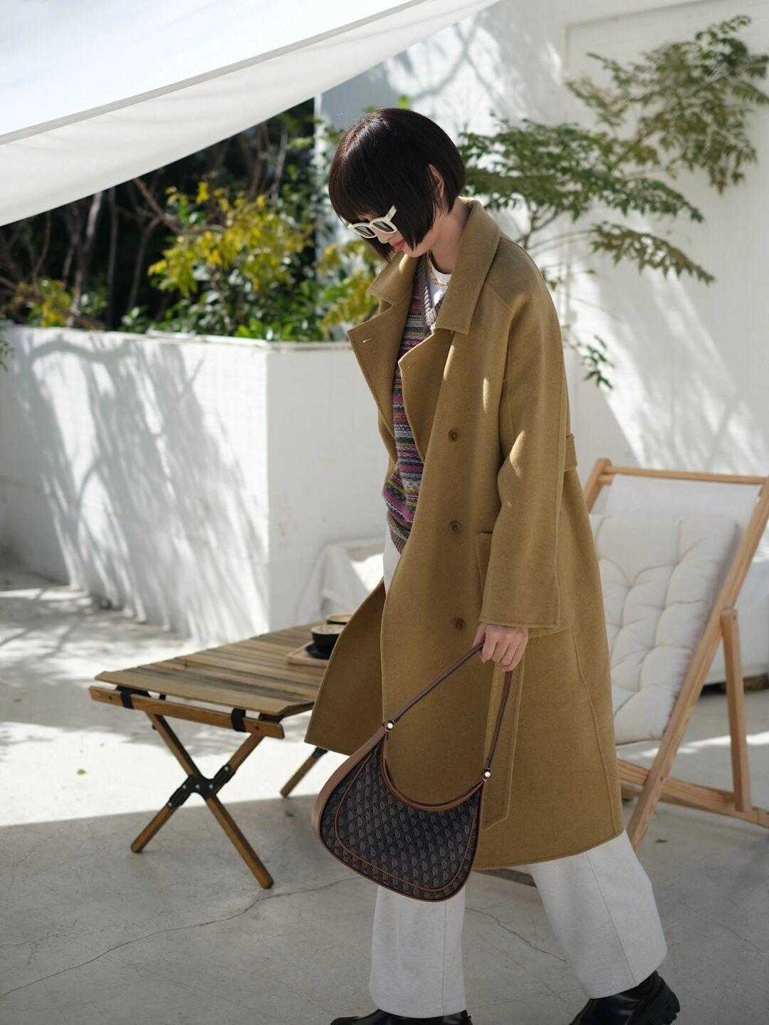 氛围感|圣诞装备可不止有红绿配,跟着博主这样穿,美得高级又与众不同