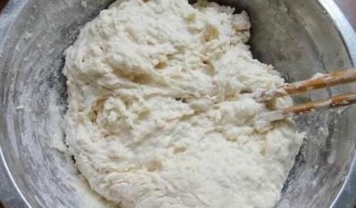 烙饼时,别再用凉水和开水了,用它,又软又香还出层,放凉也不硬