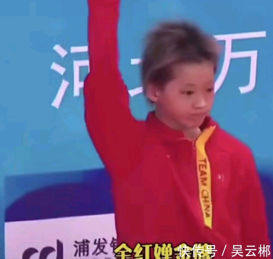 小姑娘|全红婵挥手招呼张家齐!张家齐心领神会,一个大步迈上冠军领奖台
