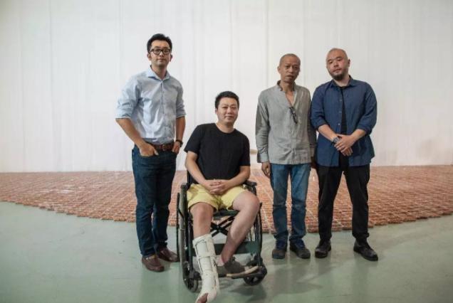 项圈@他用自己的肋骨做了一个项圈,给女友戴上,声称是为艺术献身