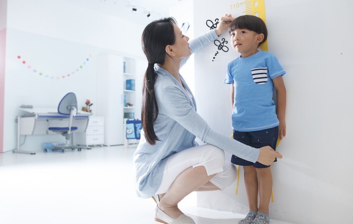 男孩|男孩出现这一改变,暗示进入身高猛涨期,坚持“四提高”帮他长高