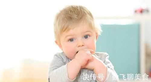 咬手指|孩子为什么喜欢咬手指？儿科医生表示：“长牙期”是祸首