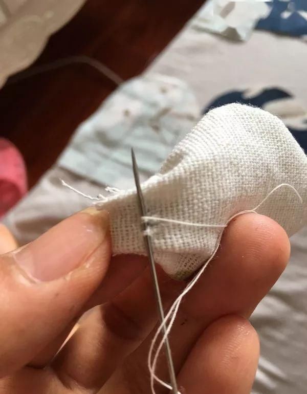 旧物改造旧衣服只能扔掉除了可以捐赠,还可以这么做隔壁小孩看到都抢着要