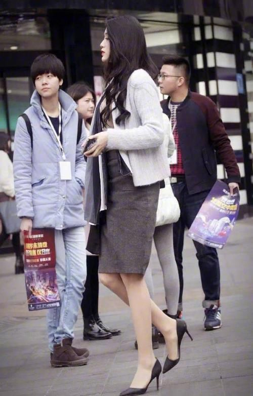 美女脚上穿着一双气质的高跟凉鞋，走路的姿态显得更加的迷人