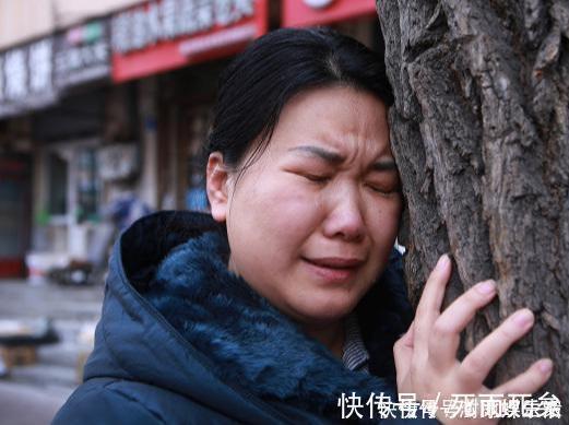 儿子|儿子抢别人鸡排吃,妈妈一旁帮腔护短,女孩的回答让妈妈后背发凉