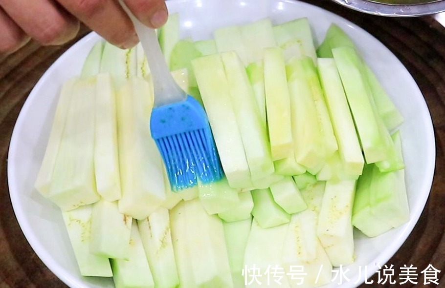 蒜泥茄子蒸出来更好吃,掌握这个诀窍,茄子鲜香不油腻,做法简单