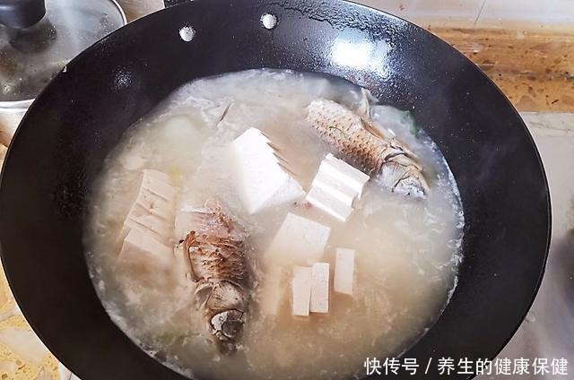 鱼汤不要直接炖,多加一个步骤,鱼汤像牛奶一样白
