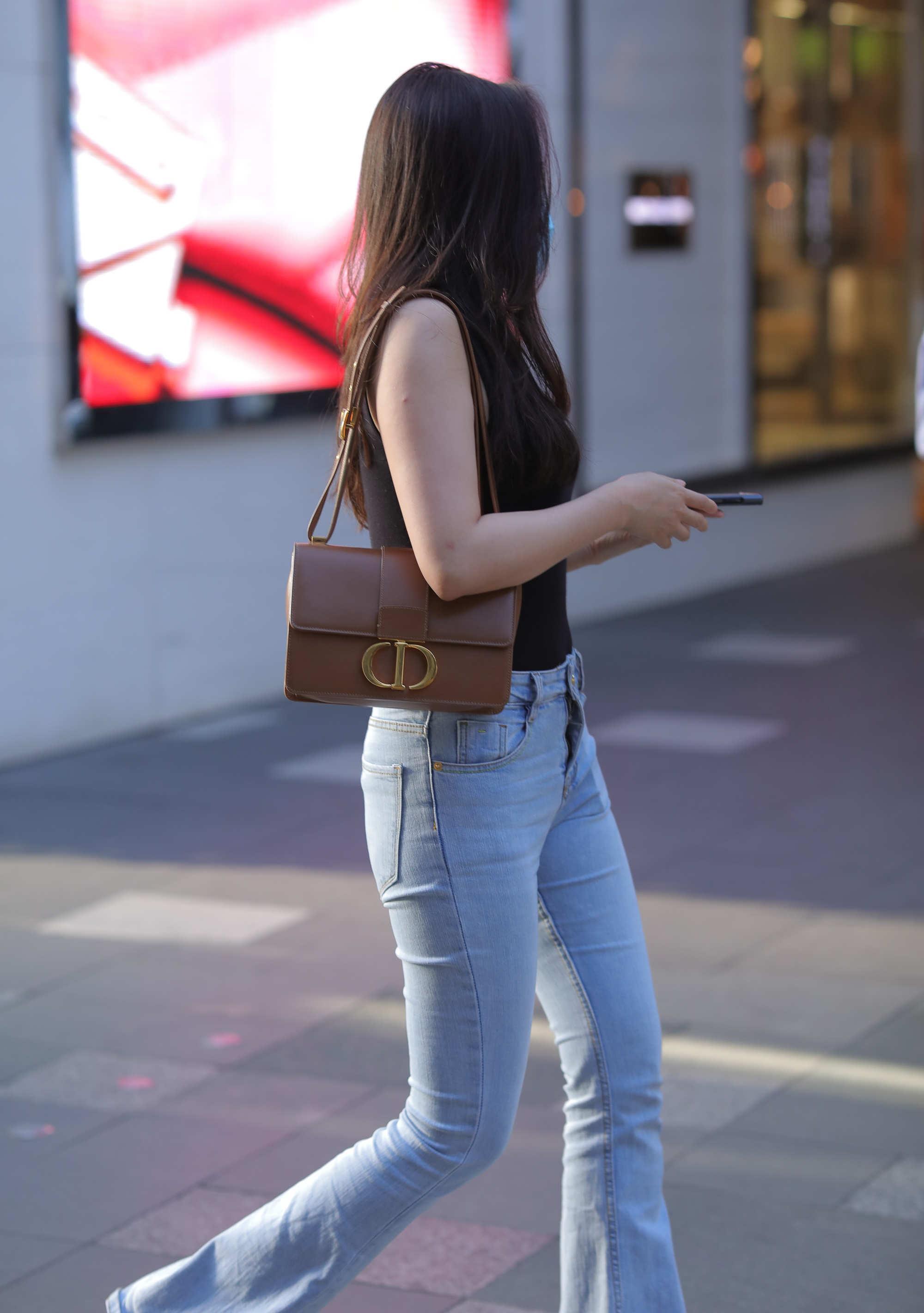 牛仔|黑色修身小上衣搭配浅色牛仔裤,版型简单还时尚,气质十足