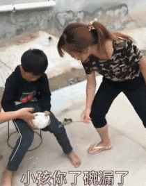 |搞笑GIF:大爷,我只是想拍个照,你没必要拿鞭子抽我吧!