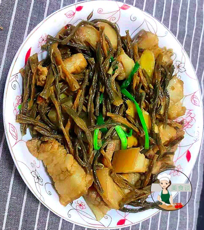 夏天此蔬菜多买点，晒干囤起来，泡一泡，切段焖五花肉，越嚼越香