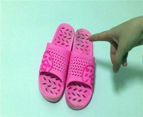 纸巾|拖鞋穿久了有黑垢洗不干净学会两个小技巧,拖鞋立马干净如新