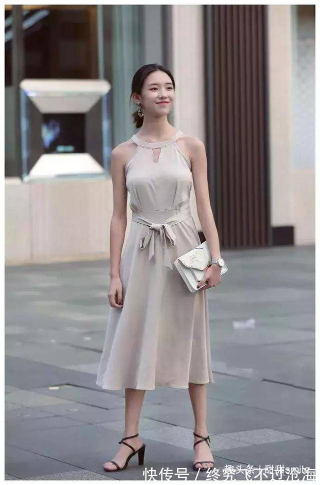 高跟凉鞋 美女脚上搭配上一双黑色的尖头高跟鞋,凸显出时尚的气息