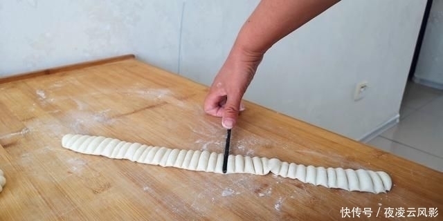 漂亮馒头的做法,筷子一压在一卷,香甜松软,比做普通馒头还简单