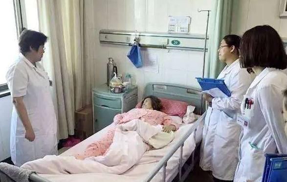 老伴|55岁孕妈孕晚期滑倒,剖腹产手术后,看到孩子医生怒斥自作自受