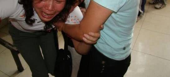 10岁男孩口吐白沫，不治身亡，医生惋惜：孩子这个地方真的不能打