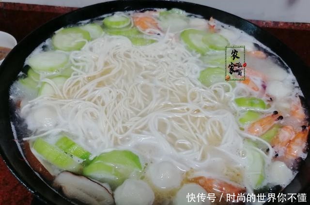 中午到老妈那蹭饭,大碗面一上桌,网友沸腾确定了,绝对是亲妈!