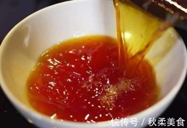 炒糖色时，冰糖先下锅就错了，大厨教你做法，红润鲜亮，不糊不苦