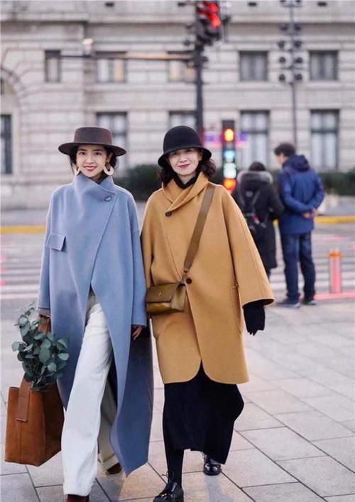 女人过了55岁，就要少穿小黑裤，学三木妈妈这样穿，特高级