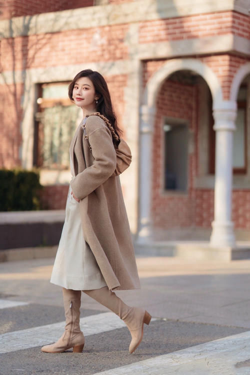 大衣＋半身裙＝今春王牌cp，优雅又有女人味，精致女人首选