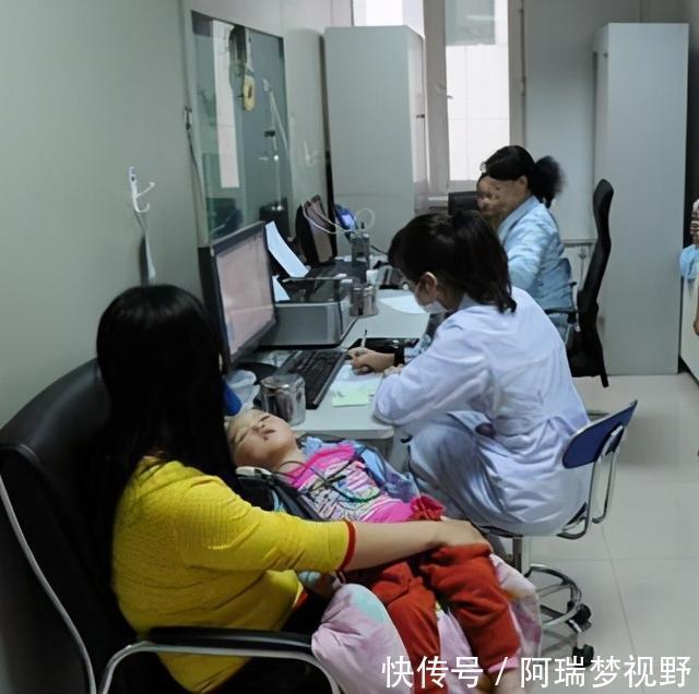 自作自受|儿子深夜发高烧，医院排800多号，宝妈心急投诉，医生：自作自受