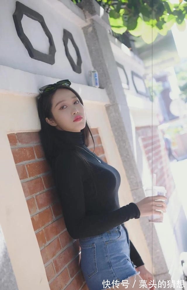 大街 紧身薄毛衣搭配牛仔短裤,风度温度双在线,平常生活也能穿