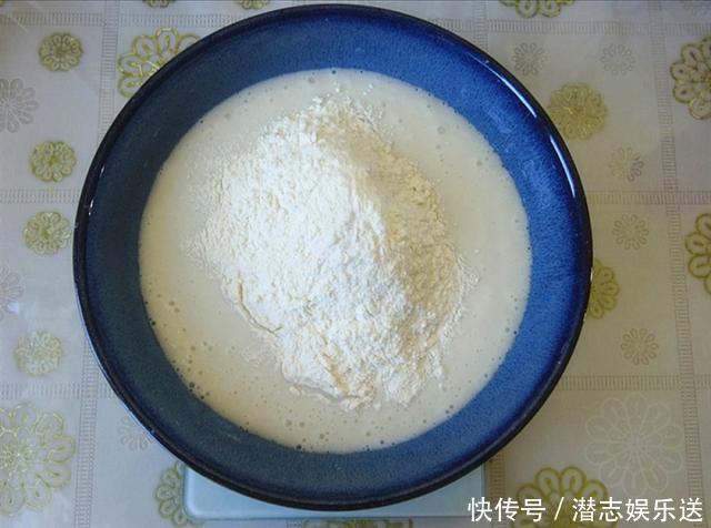 蒸馒头时，不要只加酵母，面里加这两样，馒头又白又软又香