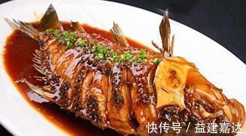 做红烧鱼，最忌只用料酒和醋去腥，老师傅都这么做，肉质嫩滑爽口