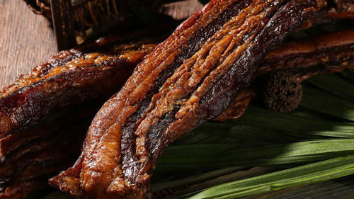 蒸腊肉不要直接上锅蒸，事前多加1个步骤，腊肉又香又入味还不咸