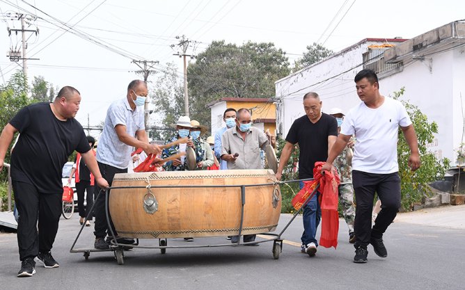 群众家|临沂市罗庄区：敲锣打鼓送荣誉 新时代文明传万家