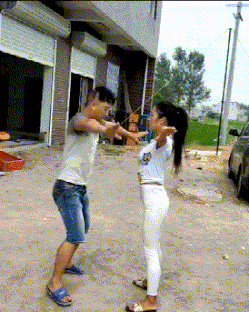 |搞笑段子王：看大哥这副模样，这只狗狗想必已经训练了很久很久了吧？